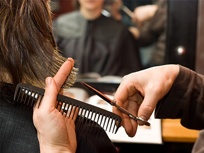 Friseur beim Haare schneiden